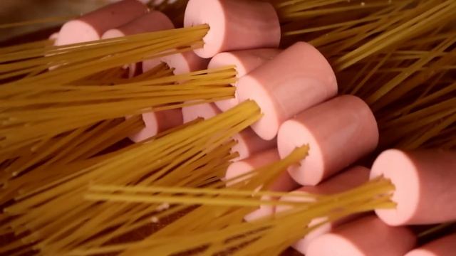 Спагетти с сосисками смотреть онлайн