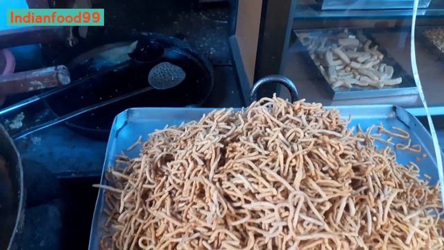 Besan ki Sev Recipe - Crispy Besan sev made by street food vendor смотреть онлайн