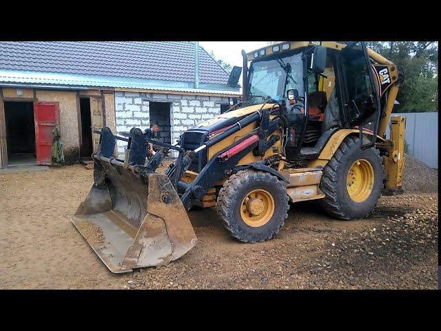 Обучение работы на экскаваторе-погрузчике Как планировать щебень Подготовка местности под планировку смотреть онлайн