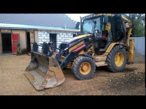 Обучение работы на экскаваторе-погрузчике Как планировать щебень Подготовка местности под планировку