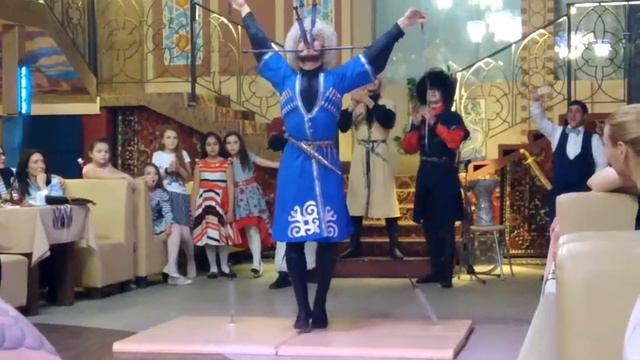 Лезгинка с кинжалами. Мега круто! Самара. Caucasian Dance with Knifes! Superb! смотреть онлайн