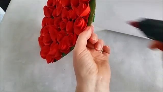 Как сделать букет в форме сердца из бумажных роз. Подарки на День Святого Валентина или 8 Марта смотреть онлайн