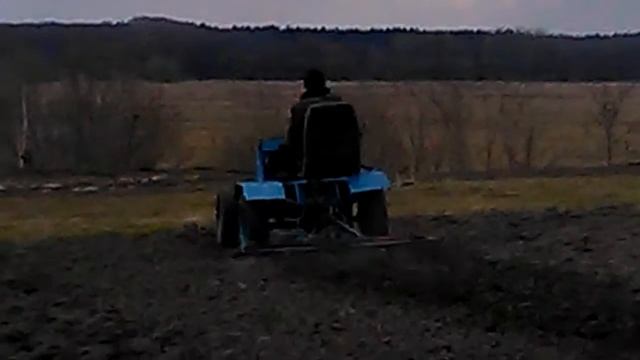 Сосед на бздунку боронит огород. смотреть онлайн