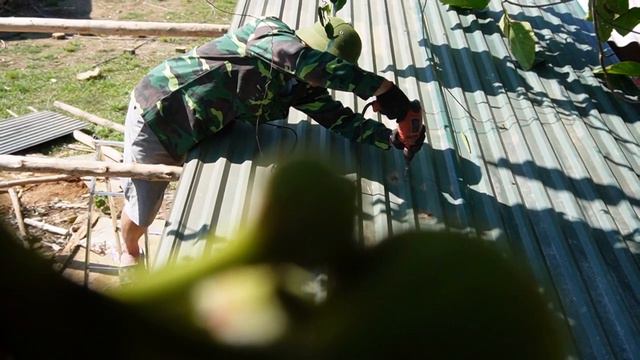 Off Grid Living - Green Forest Life, Survival Instinct, A New Chicken Coop(Ep.02) смотреть онлайн