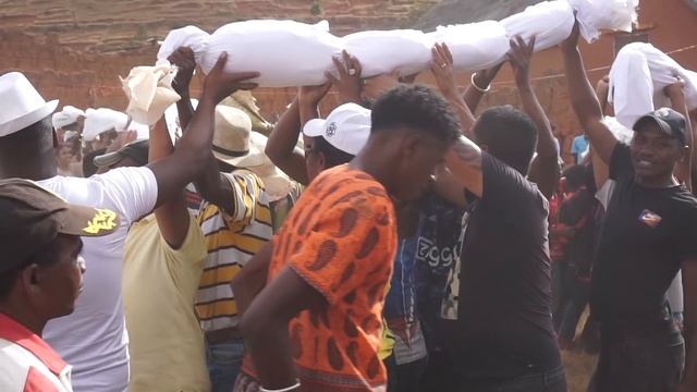Madagascar / Famadihana - A celebration for the deceased смотреть онлайн