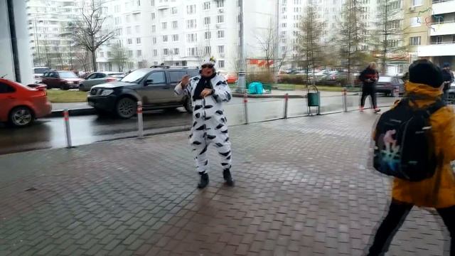 В Южном Бутово уличный промоутер устроил танцевальный флешмоб - Москва 2017 г. смотреть онлайн