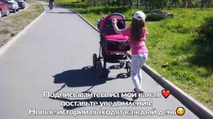 Девочка качала коляску с сестрой, а сама засыпала. Падала головой и билась о край коляски. Ей было.
