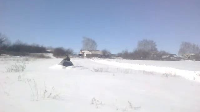 Вездеход чистит снег 2