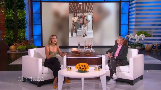 Jessica Alba's Kids Think She's a Nerd смотреть онлайн