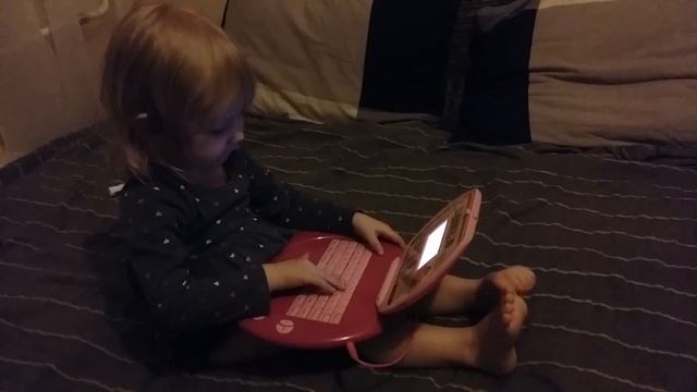 Алина Ивановна изучает ноутбук смотреть онлайн