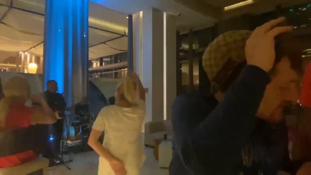 VJLink веселится в баре и ищет приключения смотреть онлайн