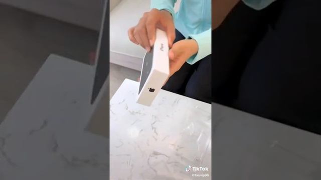 распаковка IPhone 11 чёрный смотреть онлайн