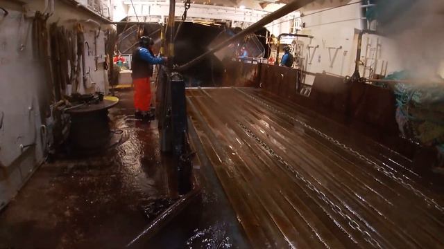 Выборка трала в неспокойном Баренцевом море полярной ночью / В поиске трески смотреть онлайн