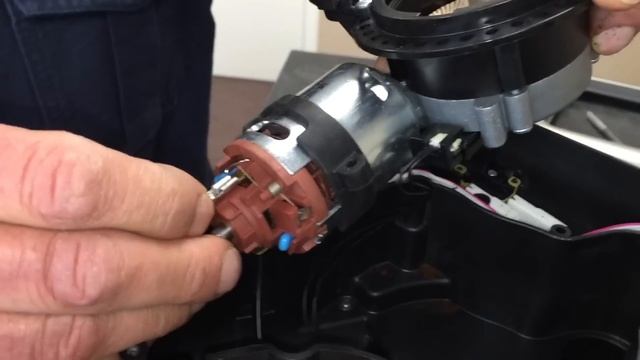 How To Clean and Calibrate the Grinder on a Gaggia Brera смотреть онлайн