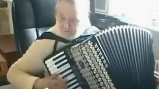 Nozie - 40 - I play the accordeon.MPG смотреть онлайн