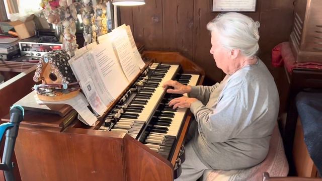 Hammond Organ played by 86 year old master смотреть онлайн