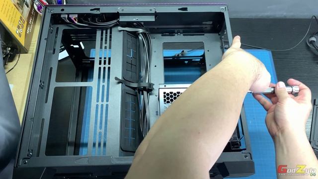Lian-Li O11D mini - Removal of Hard Disk Cage смотреть онлайн
