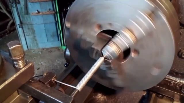 1К62. Навивание длинной пружины на токарном станке. Подробнее. смотреть онлайн