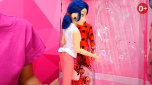 Кукла Леди Баг тушит пожар и спасает Плагга! Маша Капуки играет с куклой Маринетт - игры для детей