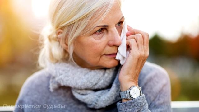 Бомж нашёл на свалке телевизор и разобрав его на запчасти, он ахнул, когда увидел, что внутри... смотреть онлайн