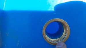 врезка в пластиковую емкость