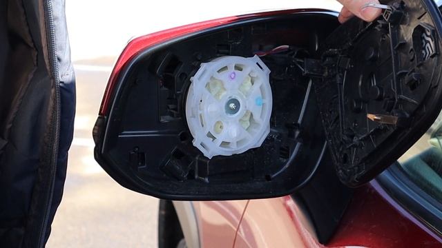 Замена лампочек указателей поворотов в Toyota RAV4 2020