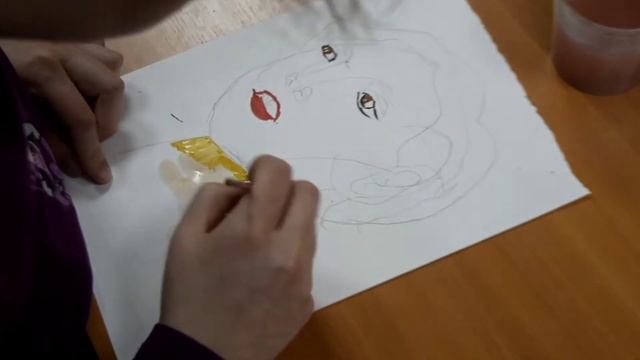 Умственно отсталая девочка учится рисовать портрет (11. 04. 22) смотреть онлайн