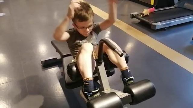 Качаю пресс в спортзале турецкого отеля? смотреть онлайн