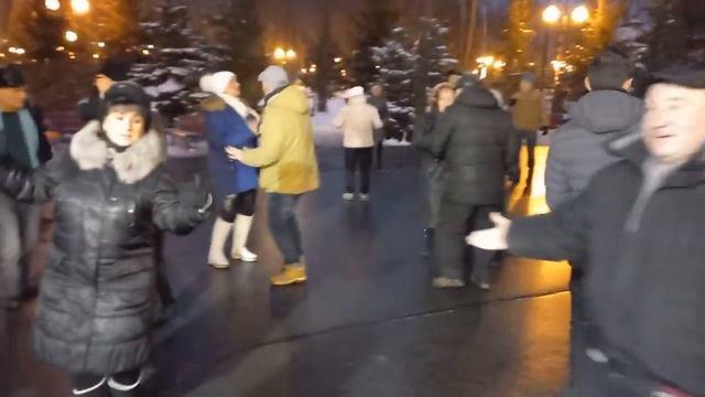 Харьков, танцы в парке,"Я во снах искал тебя!" смотреть онлайн