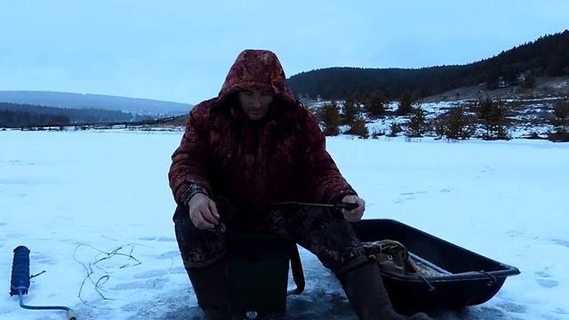 Ух, уж этот первый лёд не хочет дальше намерзать. смотреть онлайн