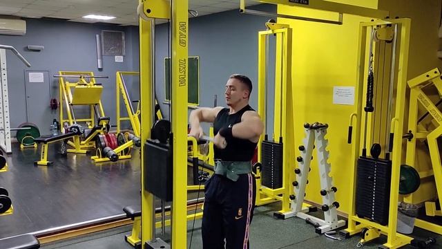 Тренировка БОЛЬШИХ плеч // Как накачать плечи // СЕКРЕТ тренировки плеч \\ Фитнес с тренером ВЛОГ#2 смотреть онлайн