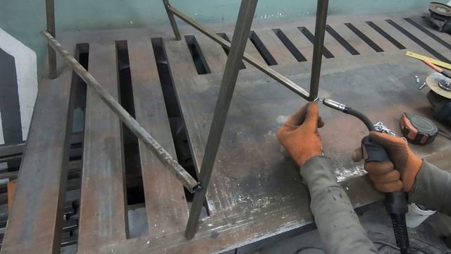 Складные слесарные козлы из профильной трубы. Folding locksmith stands from a profile pipe. DIY смотреть онлайн