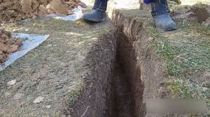 Как копать узкую траншею лопатой