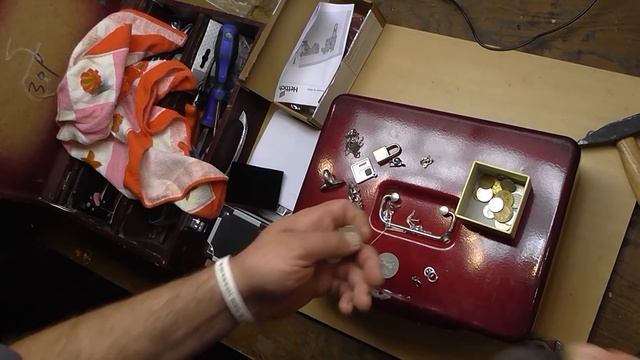 Нашел СЕЙФ и вскрыл, а там... | Мои находки на свалке в Германии №335 смотреть онлайн