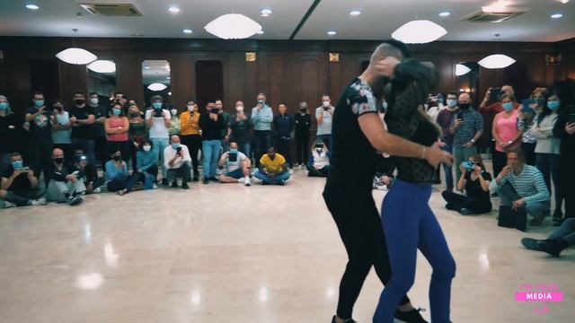 Kizomba Demo - @RonieSaleh & Oana by @MagnitudeDanceRO смотреть онлайн