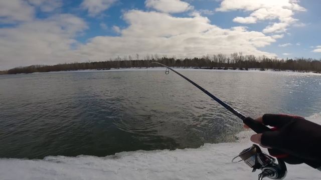 Рыбалка на Спиннинг ранней весной! УРА! ЕСТЬ ПОКЛЁВКА СУДАКА! Береговой джиг 2023