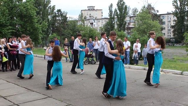 Выпускной танец в киевской школе! Это красиво). смотреть онлайн