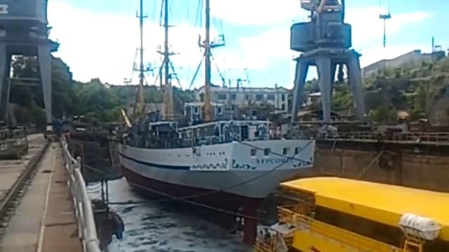 Учебный парусник Херсонес. Выход из дока. смотреть онлайн