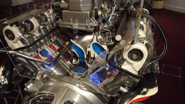 Музей науки в Гонконге - модель автомобильного двигателя смотреть онлайн