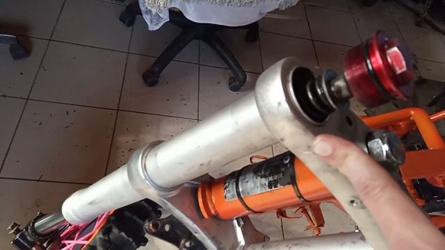 Сколько заливать масла в вилку питбайка!? смотреть онлайн