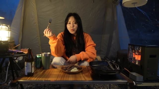 눈 내리는 날, 꽁꽁 얼어붙은 한파 속에서 나 홀로 차박캠핑 | 김치우동전골 смотреть онлайн