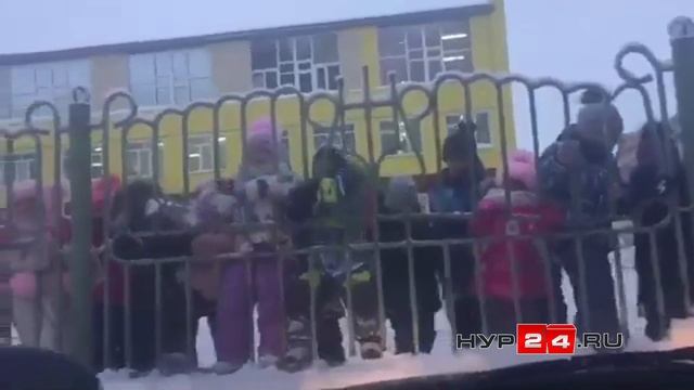 Дети танцуют у забора в детском саду смотреть онлайн