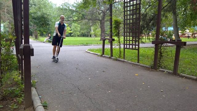 An old man riding a kick scooter - Oxelo Town 7 XL смотреть онлайн