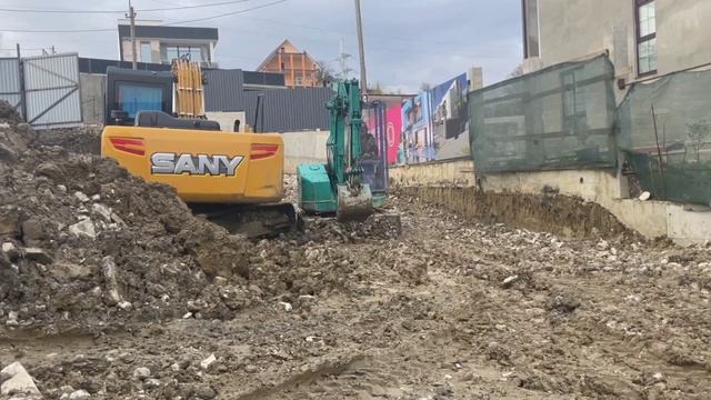 Отсыпка дороги щебнем. мини-экскаватор , думпер. смотреть онлайн