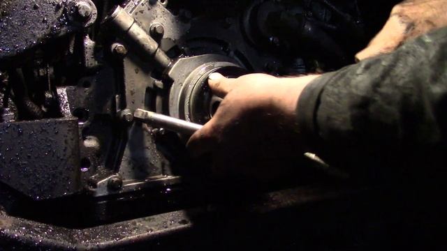 Замена сальника лобовины Камминз(Cummins) смотреть онлайн