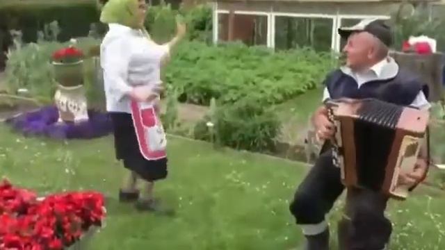 А за границей можно тоже жить... смотреть онлайн