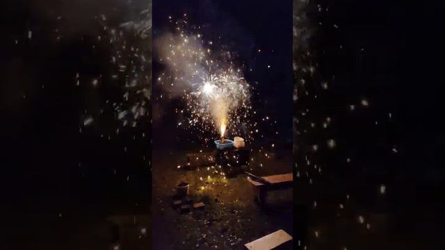 Фейрверки на даче?#дача#фейерверк#любовь#family#красота#fireworks#countryside#праздник#love#music смотреть онлайн