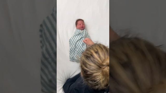 The Down Up, Down Up (DUDU) Swaddle Technique with a newborn baby смотреть онлайн