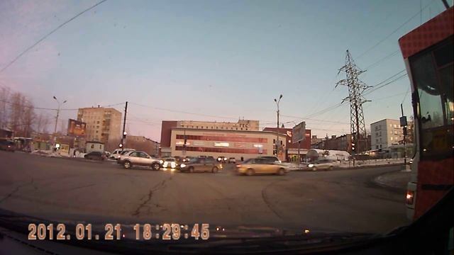 Вот так ездят в Перми. смотреть онлайн