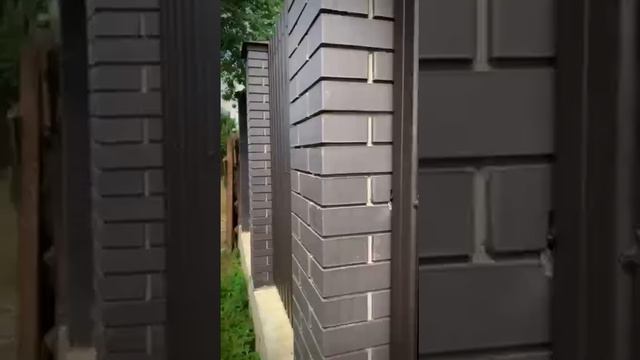 Евроштакетник металлический Шахматка с кирпичными столбами смотреть онлайн